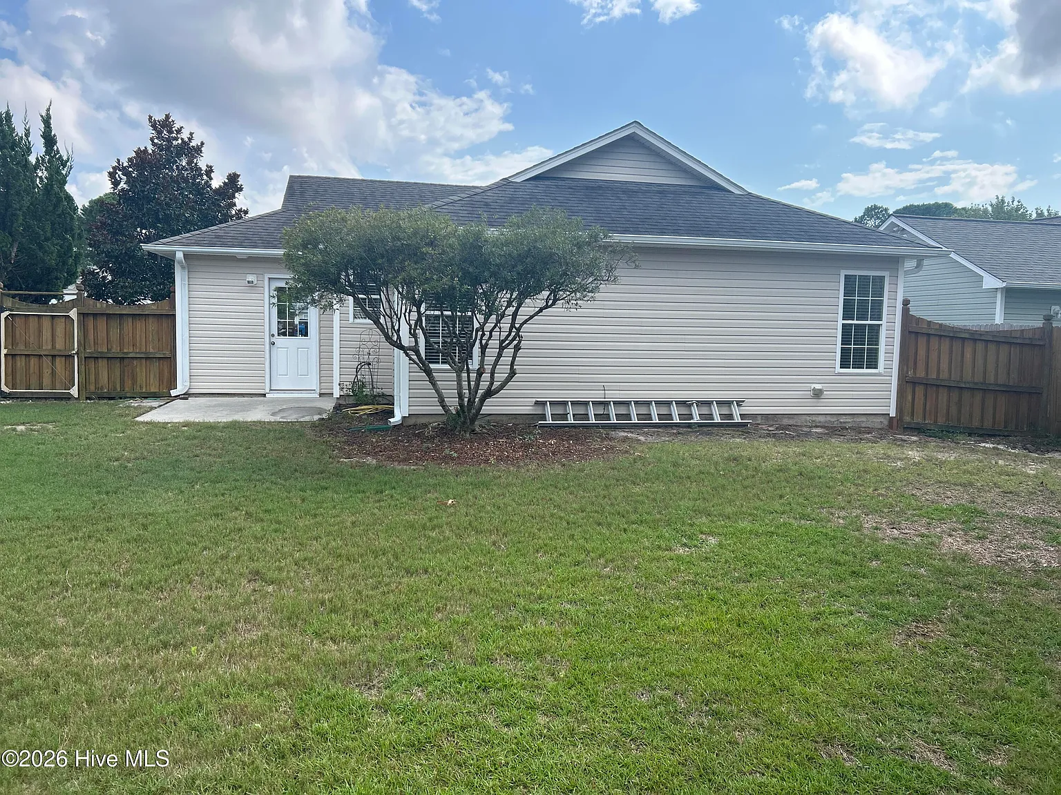 3 bed, 2.0 bath, 1062 sqft, $2,100 — Photo 4