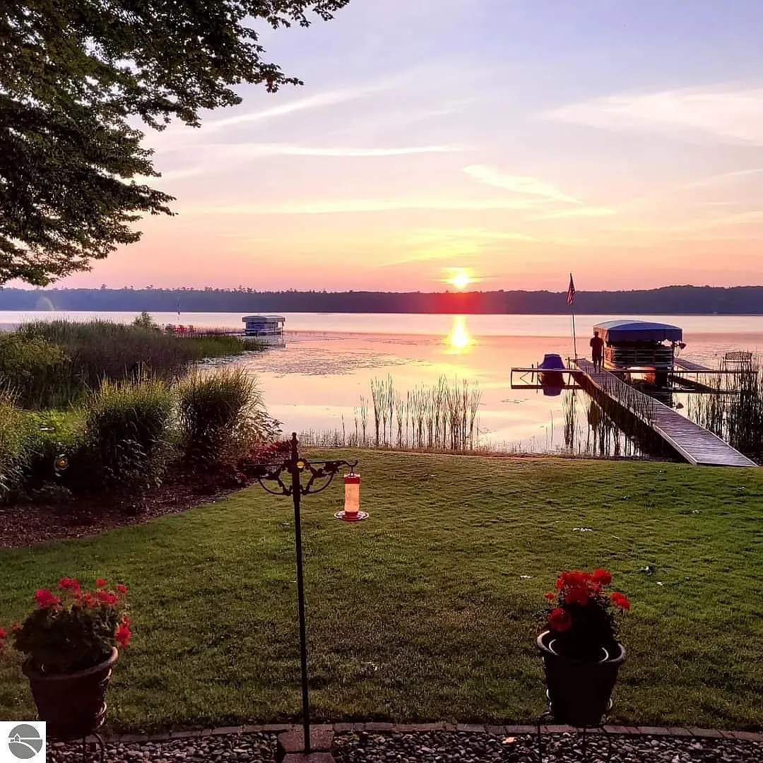 4923 Lakeview Dr photo 1