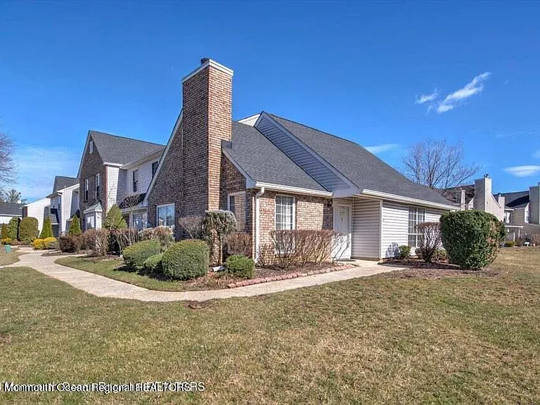 337 Devon Pl — Photo 2