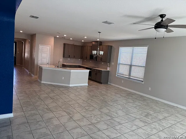 3 bed, 2.5 bath, 2377 sqft, $2,000 — Photo 4
