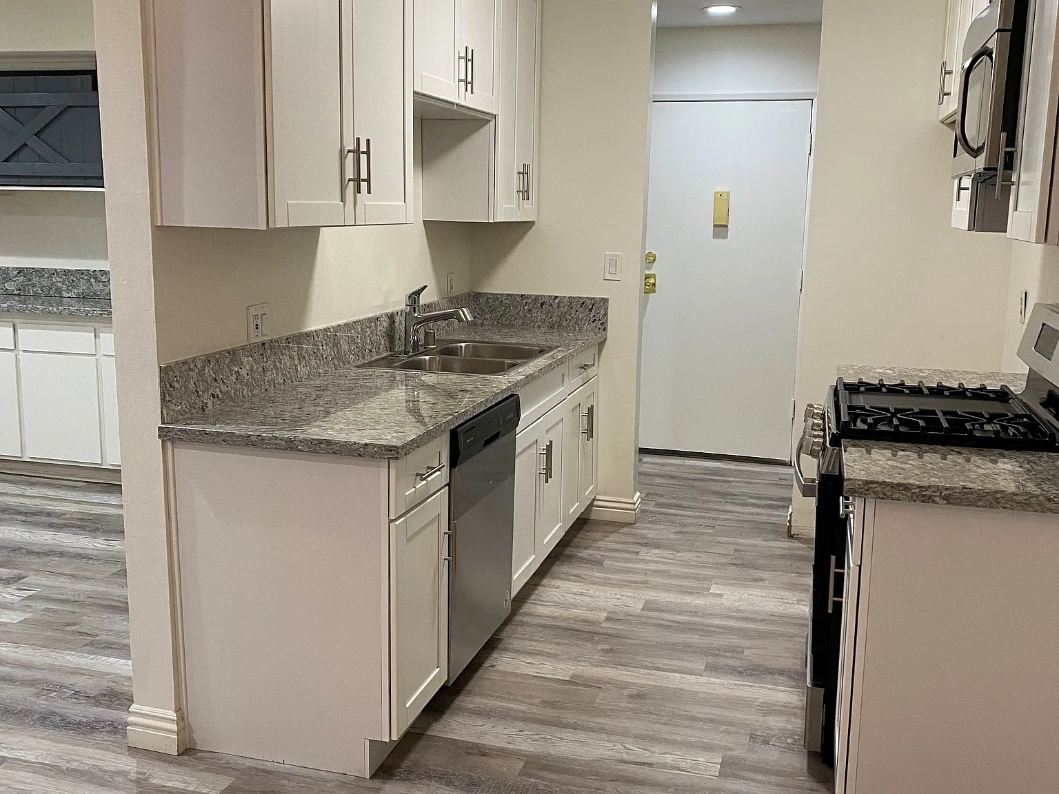 3 bed, 1600 sqft, $3,595 — Photo 2