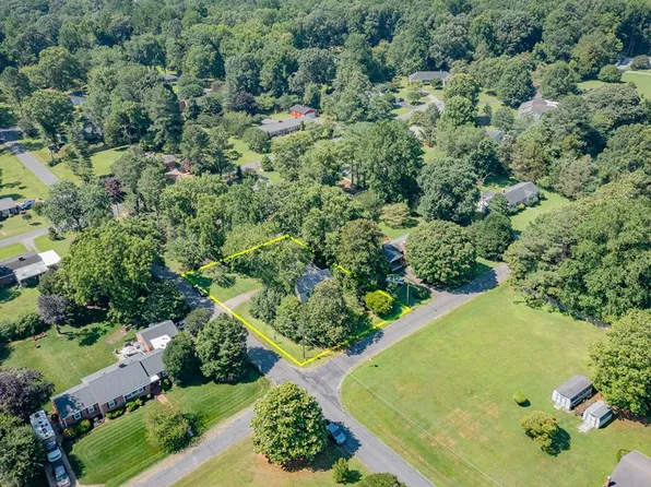 401 Kinlock Ave, Kilmarnock, VA 22482