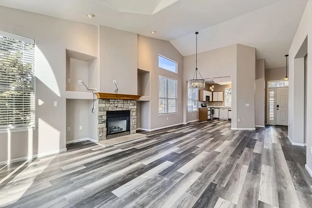 4 bed, 2400 sqft, $3,095 — Photo 4
