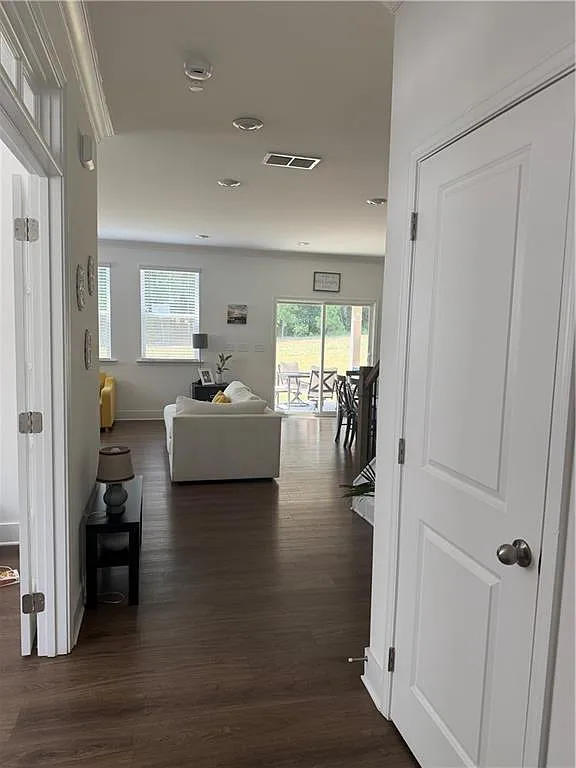 4 bed, 2.5 bath, 2469 sqft, $2,650 — Photo 3