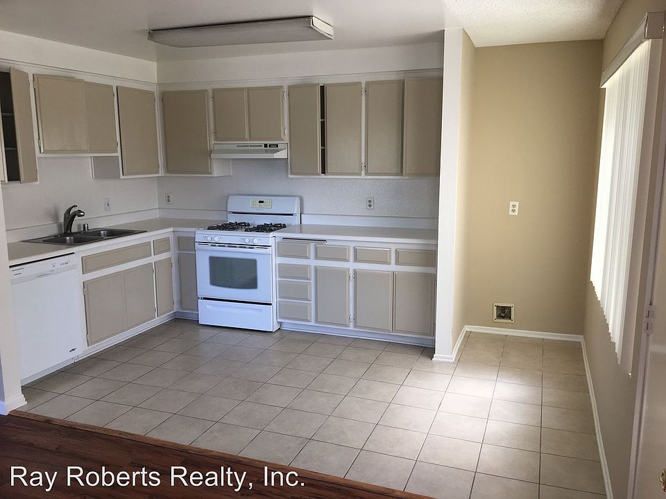 1st image of 4522 N Lakewood Blvd APT 101