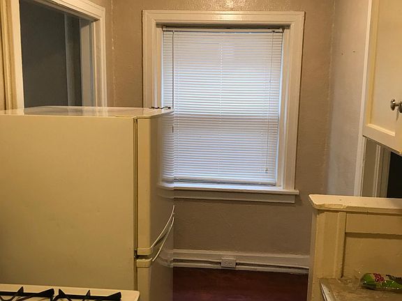 3rd image of 109 E 40th St APT 309