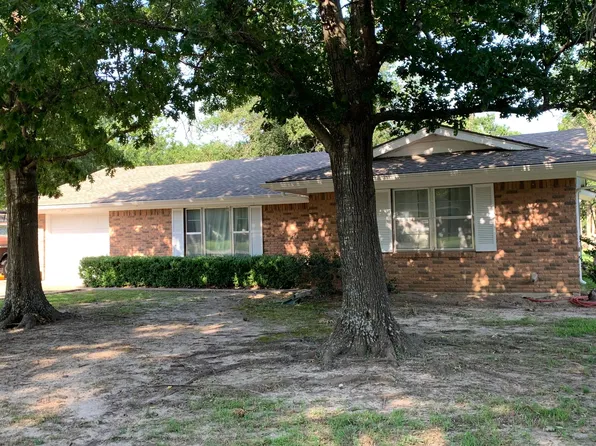 615 S Grand St, Wolfe City, TX 75496