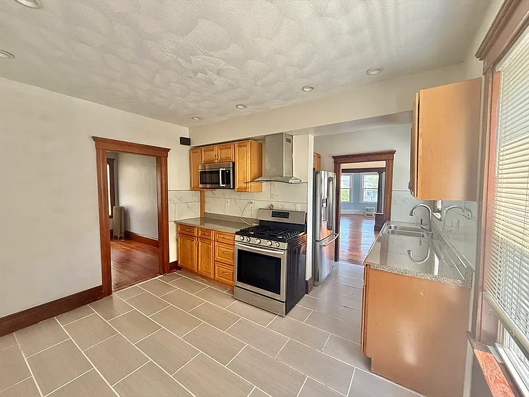 39 Dunbar Ave #1 — Photo 7