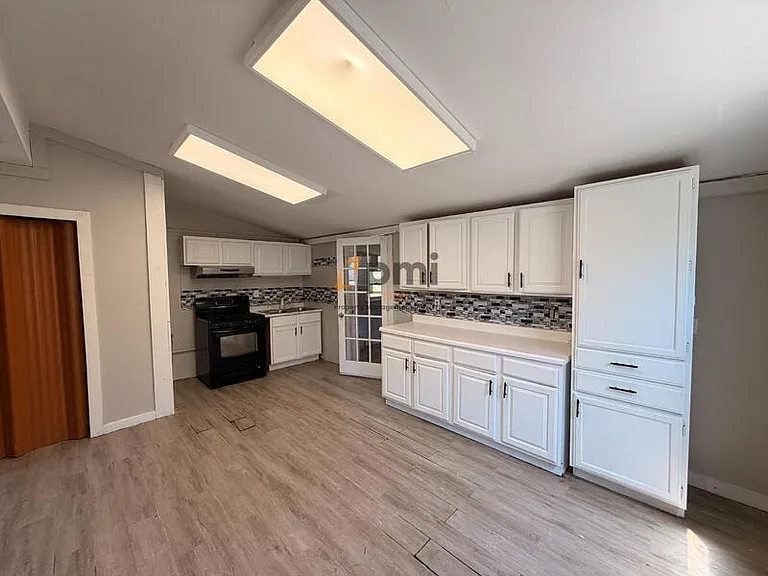 416 Van Buren Ave — Photo 5