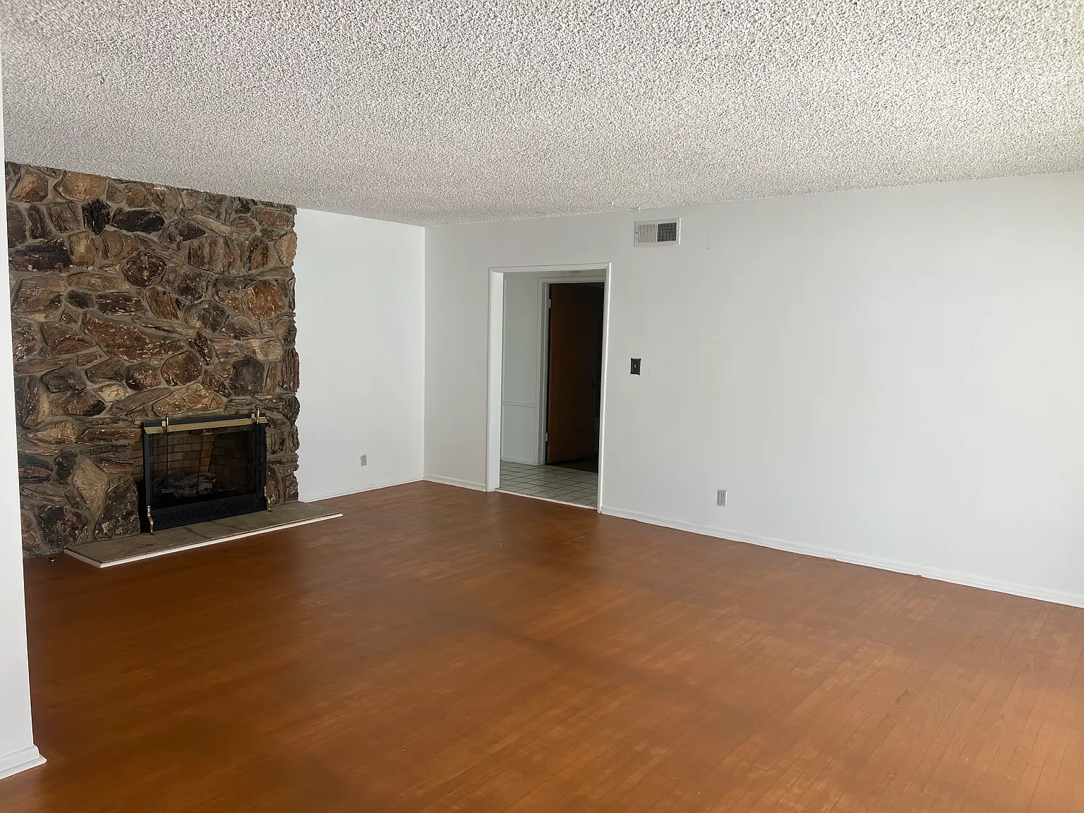 4 bed, 1819 sqft, $3,900 — Photo 4