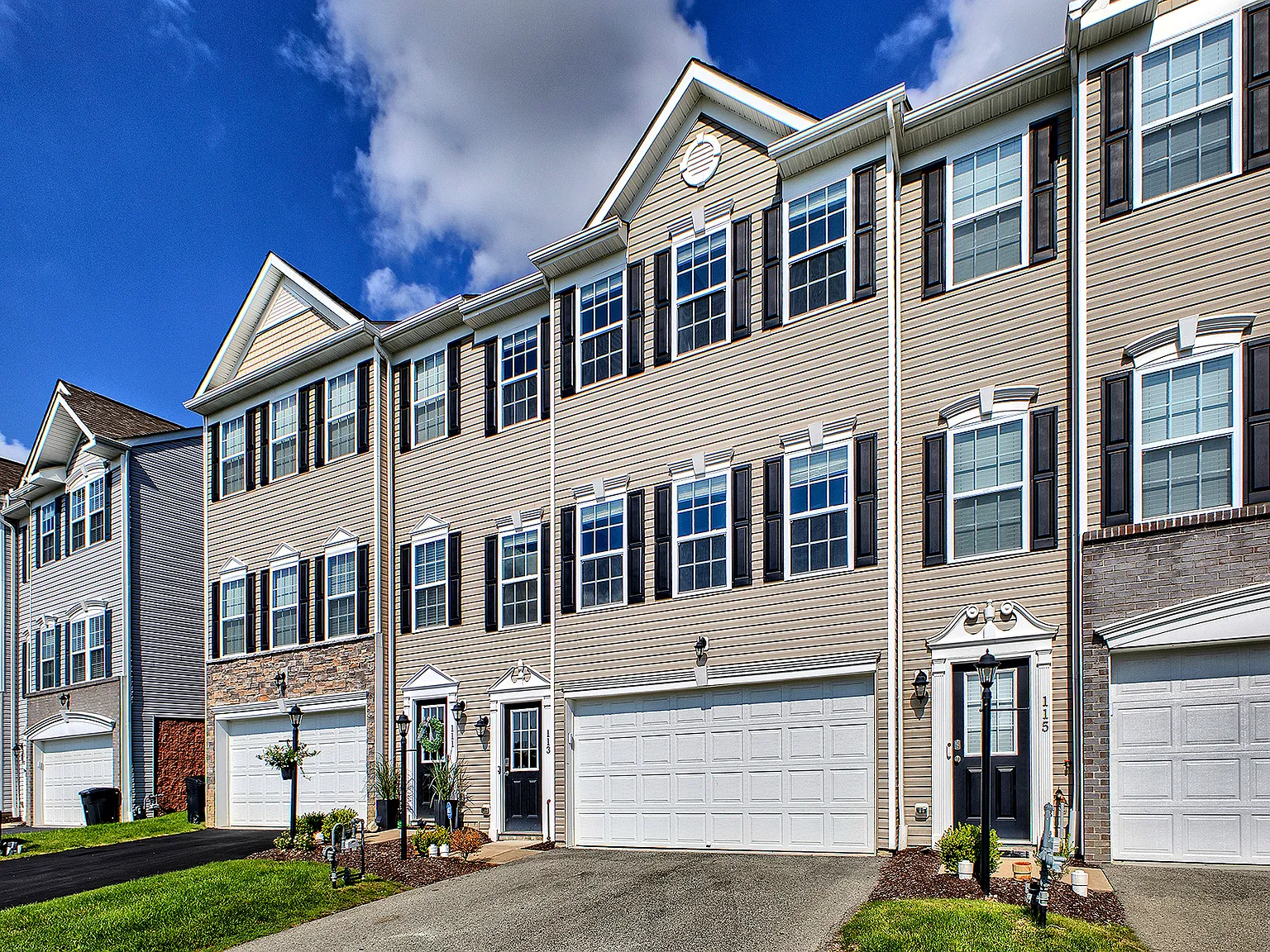 3 bed, 2.5 bath, 1565 sqft, $2,750 — Photo 2