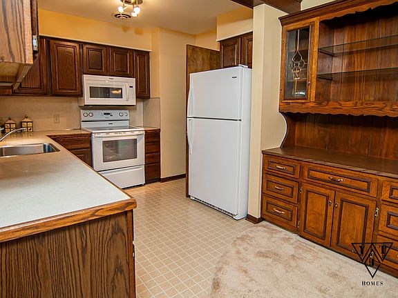 3rd image of 1141 Meadowlane Dr SE