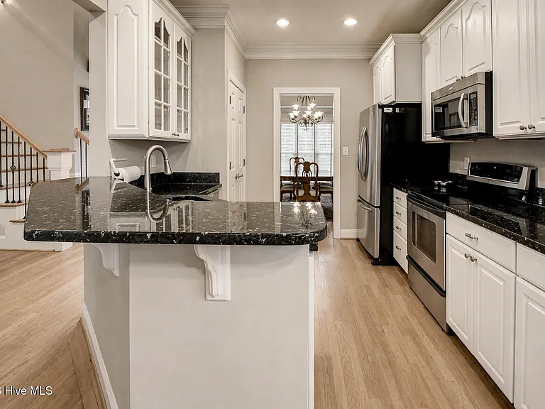 305 Holly Ln — Photo 23
