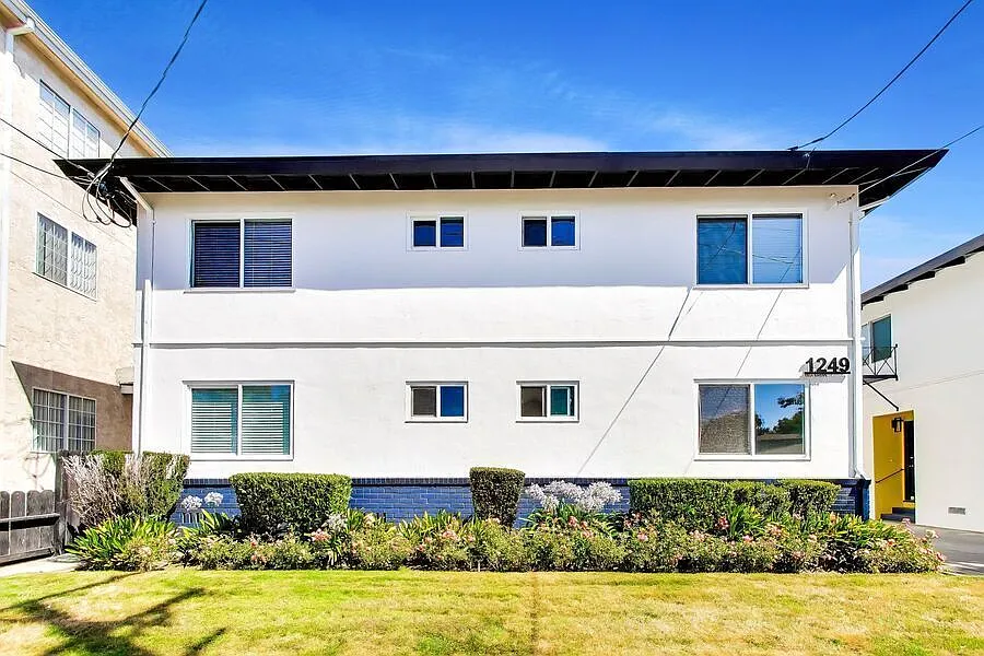 Newly Renovated 1 Bedroom Apartment in Downtown Burlingame! — Photo 2