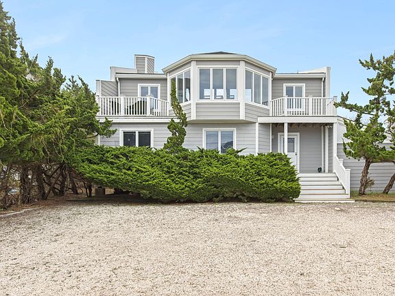 3rd image of 627 Dune Rd