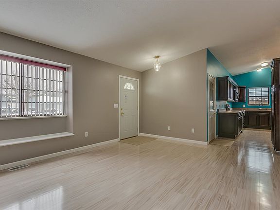 5th image of 604 Canterbury Ct