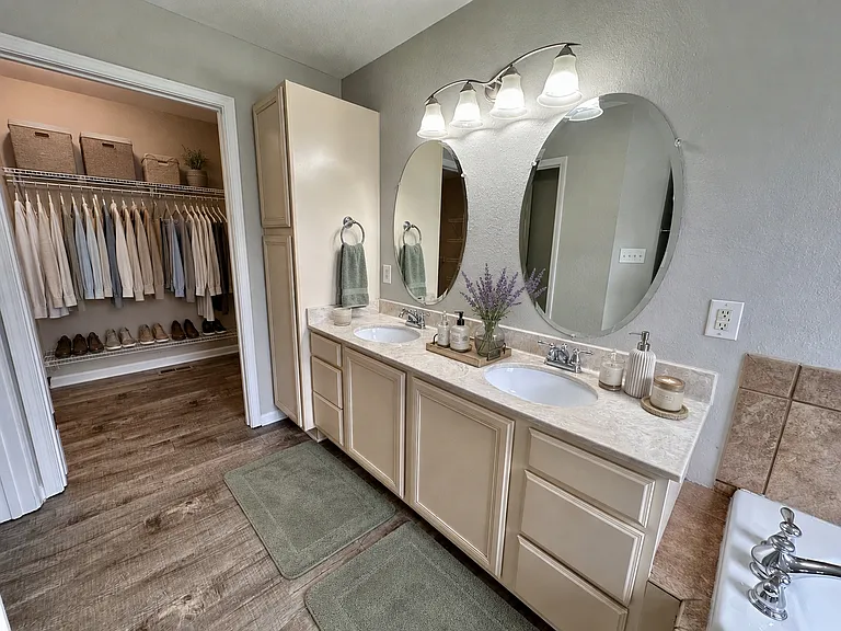 Fox Springs Condos — Photo 27