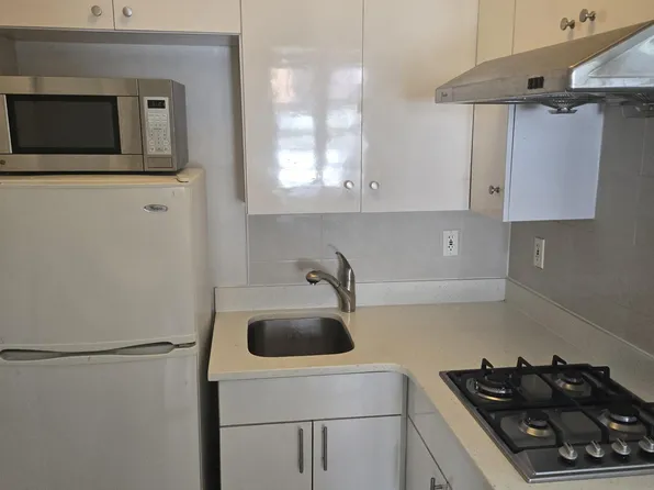 155 East 33rd Street image 1 of 4