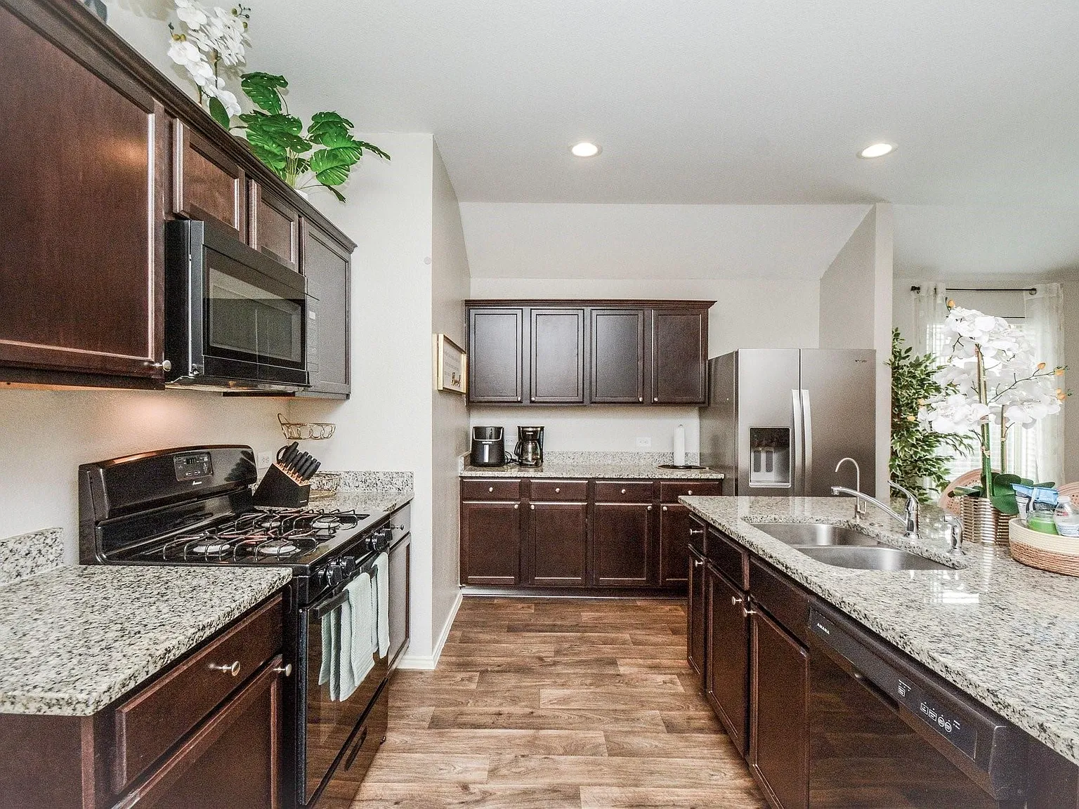 4 bed, 2.0 bath, $3,900 — Photo 4