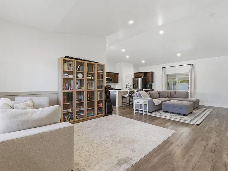 4779 W Plainfield Rd — Photo 4