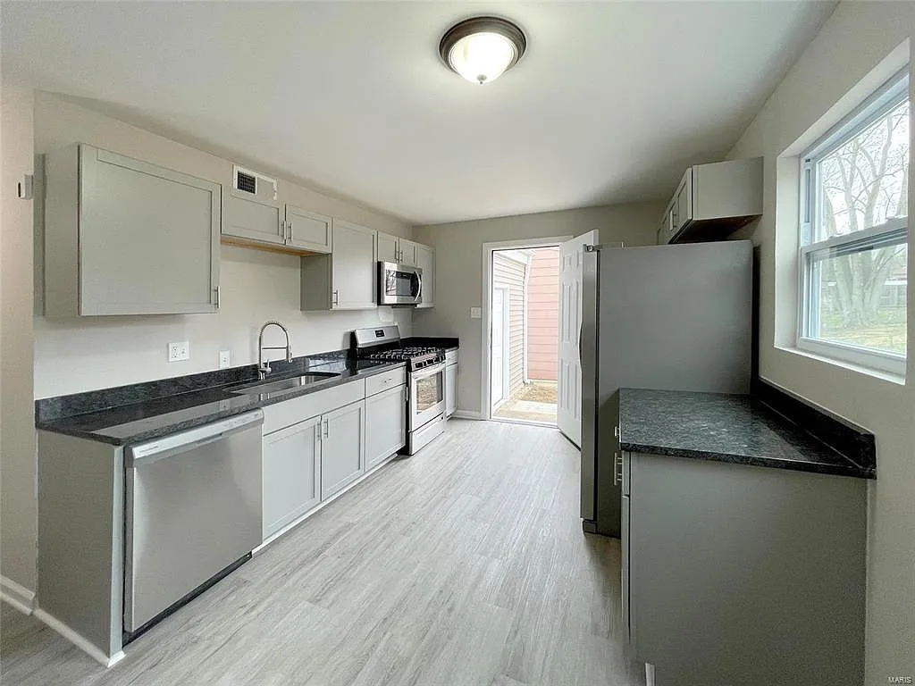 3 bed, 1624 sqft, $1,900 — Photo 4