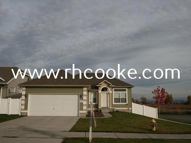 9204 N Oak St — Photo 1
