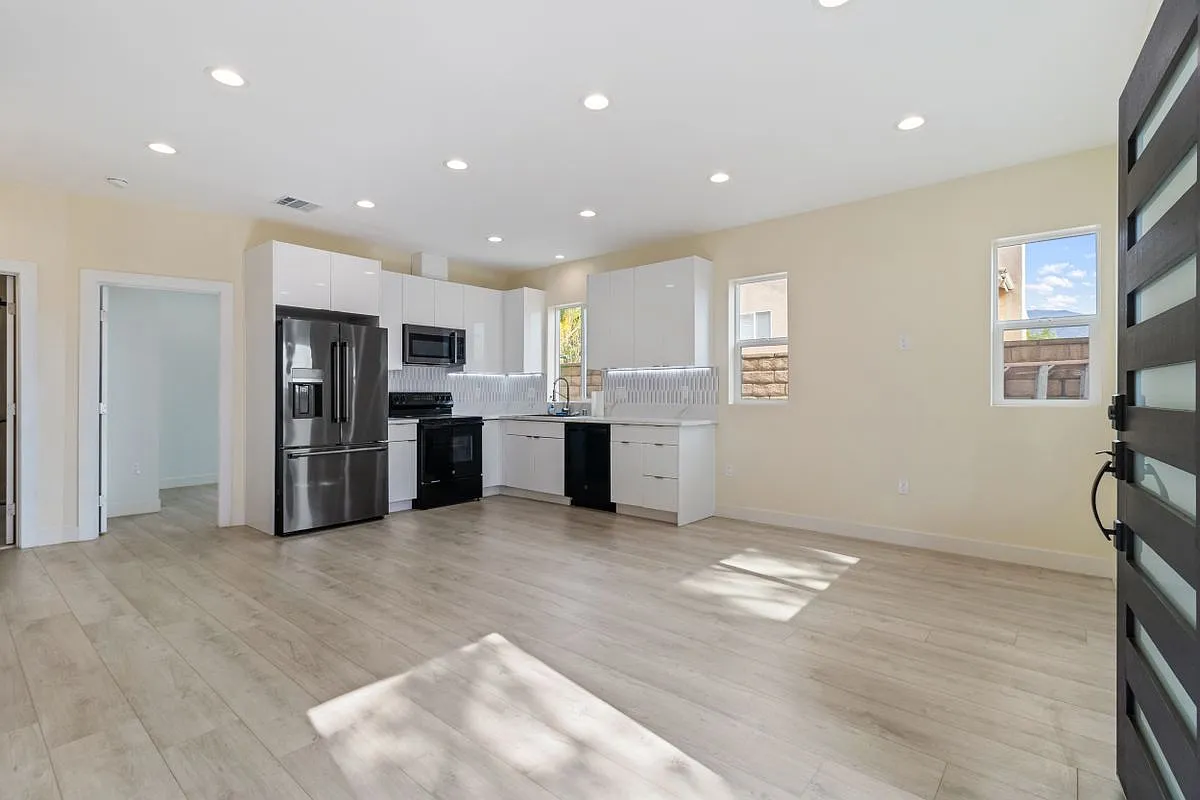 3 bed, 3.0 bath, 1200 sqft, $4,200 — Photo 4