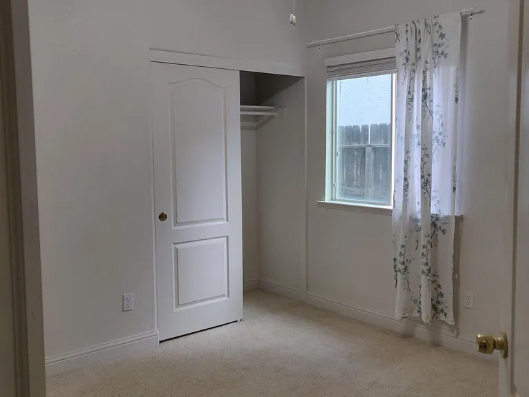 1826 N Holly Ave — Photo 2