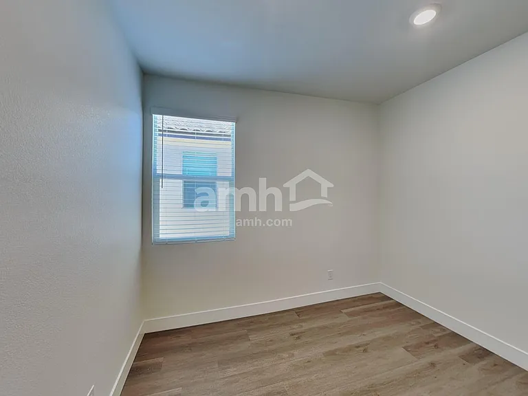 870 English Primrose St — Photo 14