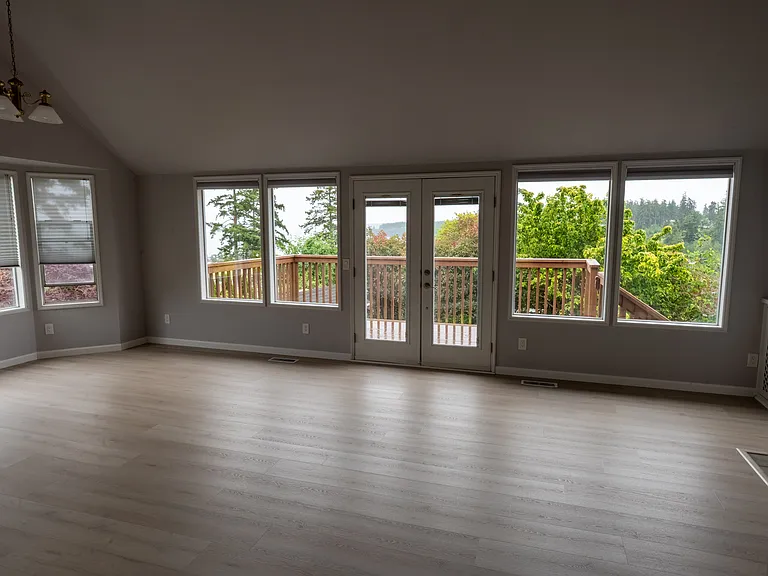 Main room / dining room