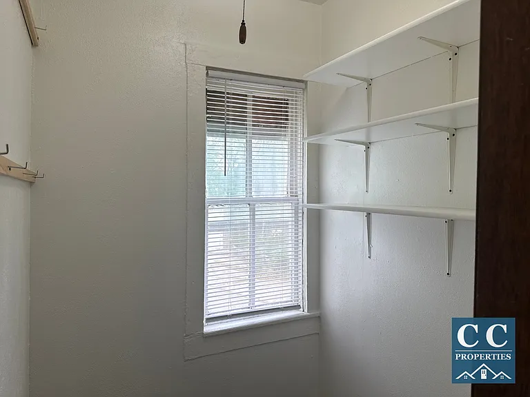 1210 Floyd Blvd — Photo 2