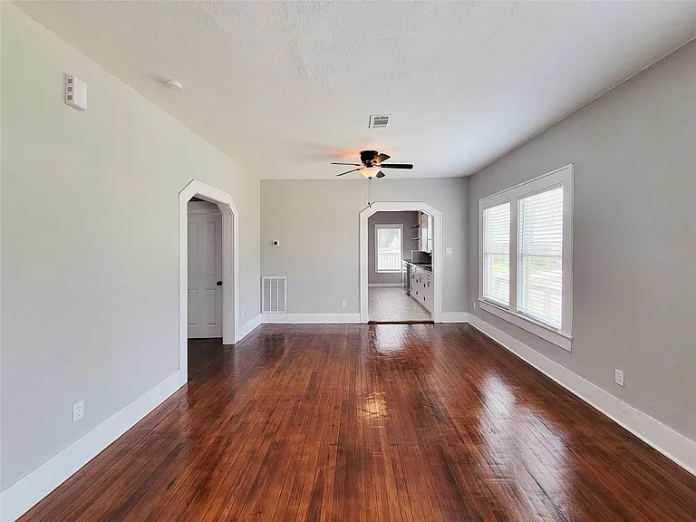 802 E 39th St — Photo 13