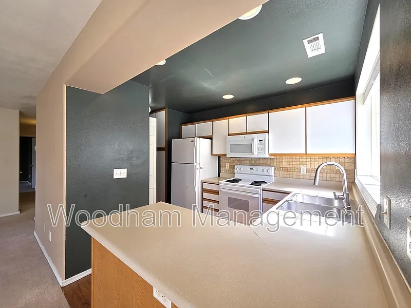 2 bed, 2.0 bath, 1020 sqft, $1,800 — Photo 2