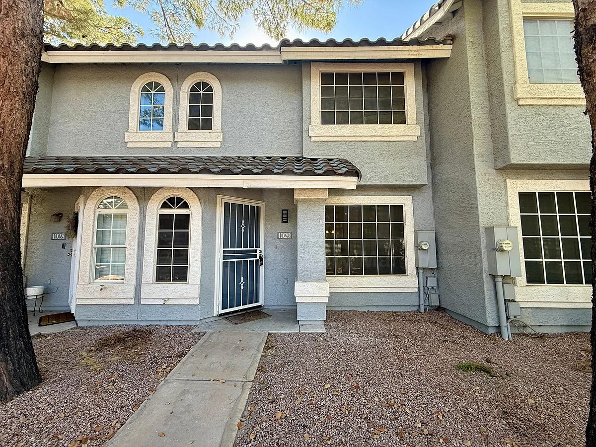 3 bed, 2.5 bath, 1238 sqft, $1,799 — Photo 2