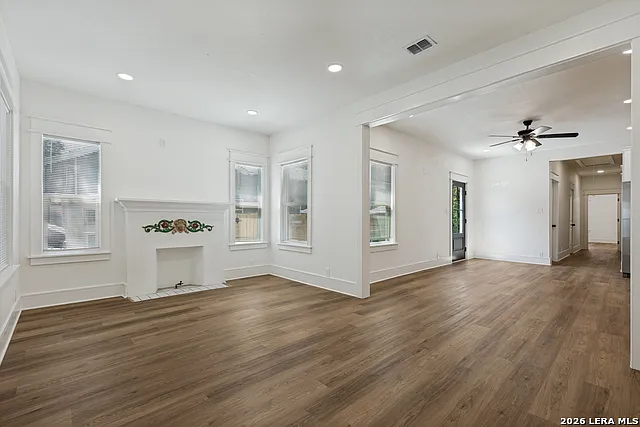 3 bed, 2.0 bath, 1600 sqft, $2,400 — Photo 2