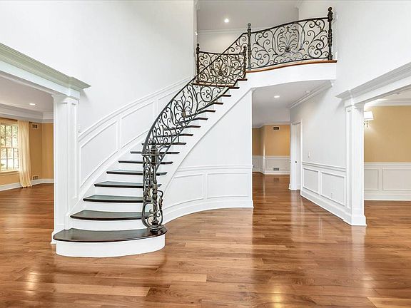 5th image of 67 Linda Ct
