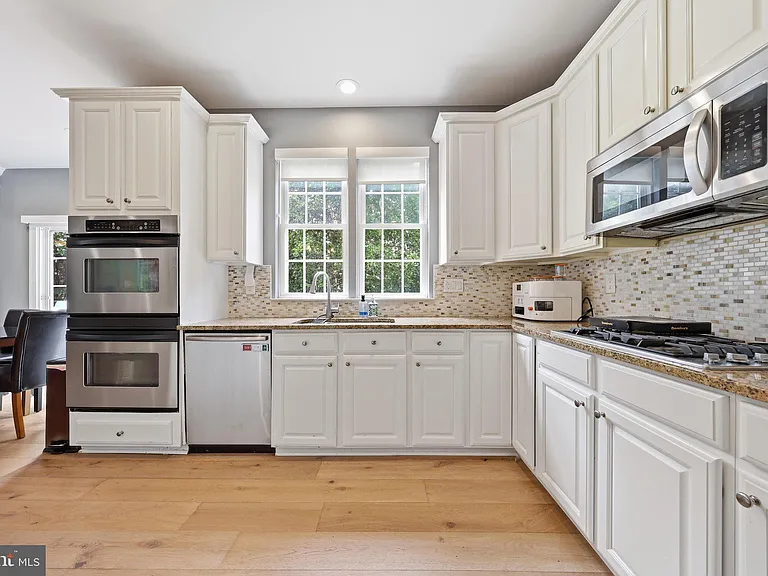 3852 Glasgow Way — Photo 13