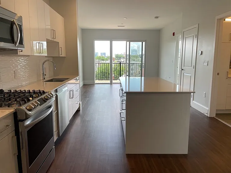 205 Maverick St #413 — Photo 2