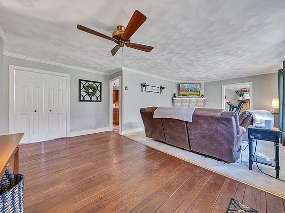 3rd image of 2545 Pico Rd