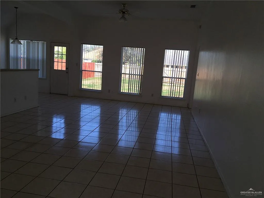3 bed, 2.0 bath, 1498 sqft, $1,525 — Photo 4