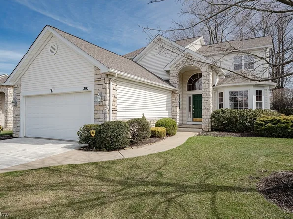 393 W Glengary Cir, Highland Heights, OH 44143