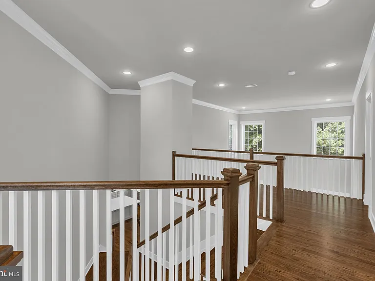 2233 N Underwood St — Photo 43