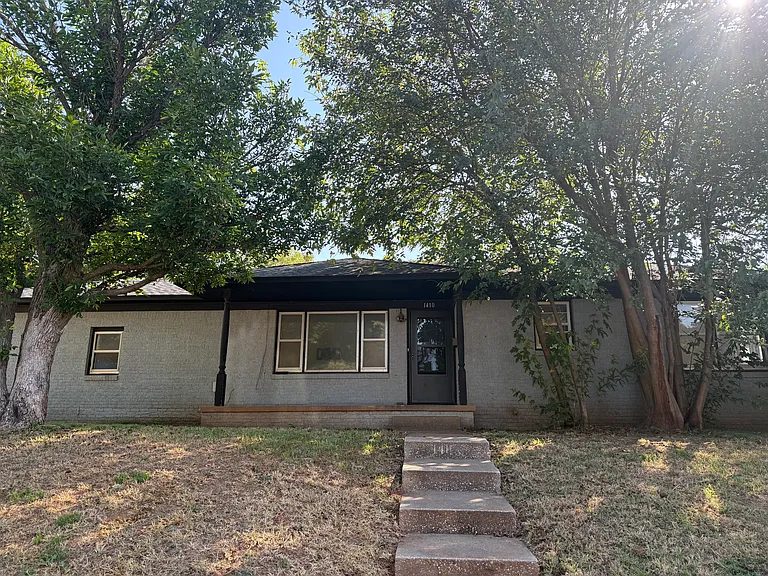 1410 N Ash St — Photo 1