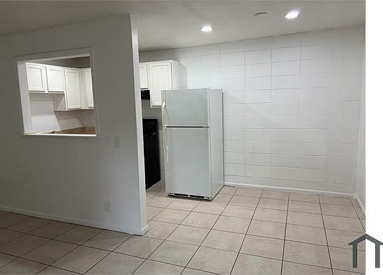 4th image of 1040 Bert Rd APT 5