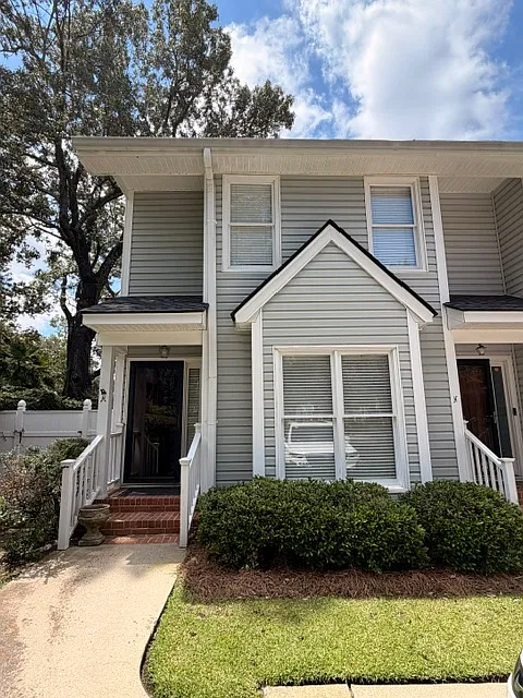 2 bed, 2.5 bath, 1300 sqft, $2,100 — Photo 1