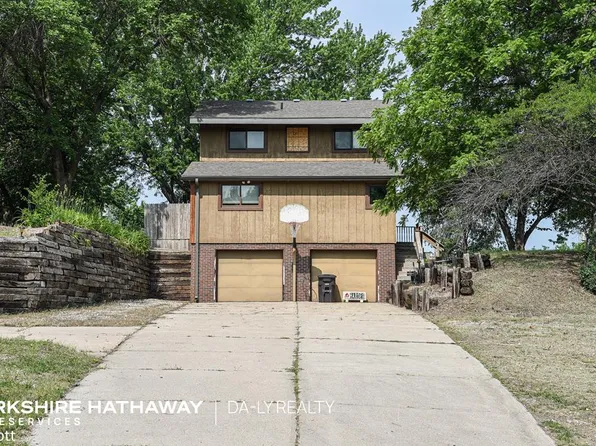 111 Canyon Dr, Phillips, NE 68865