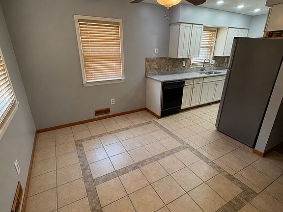 4th image of 10607 Fowler Ave