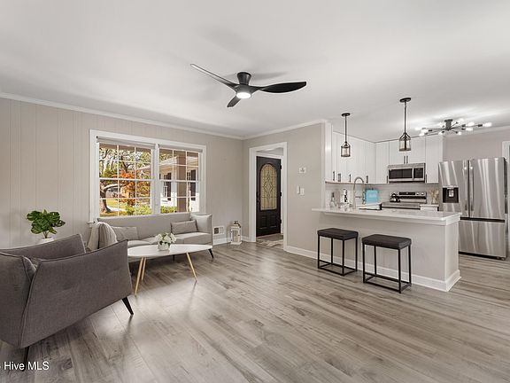 4th image of 914 Greenhowe Drive