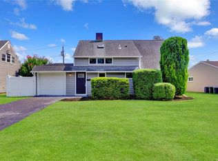 8 Dock Ln, Wantagh, NY 11793