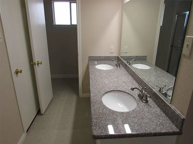 3219 Ashmont Ln — Photo 10
